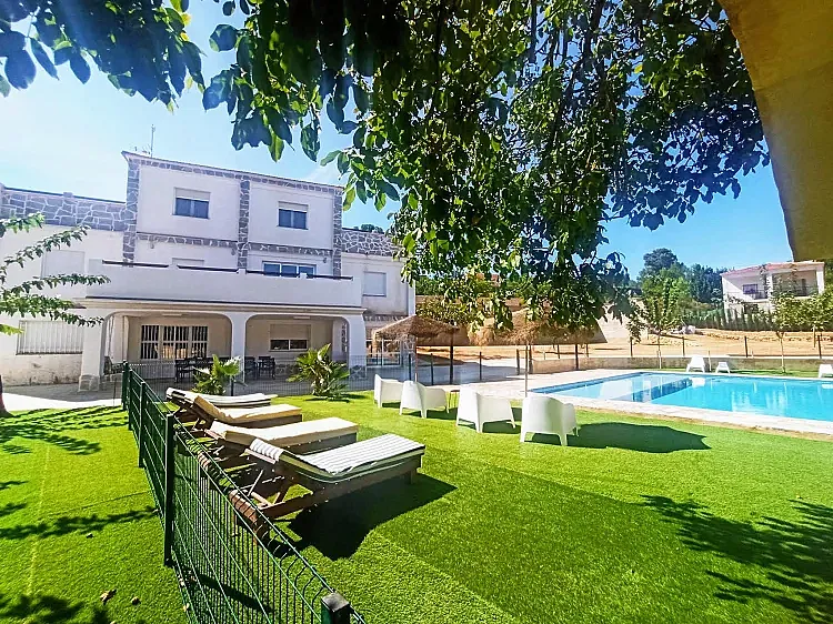 Jardín con césped de Casa Los Alba