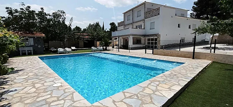 Piscina con playa de acceso