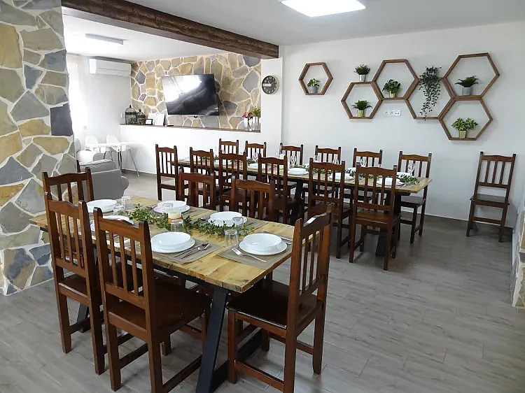 Comedor con mesa grande