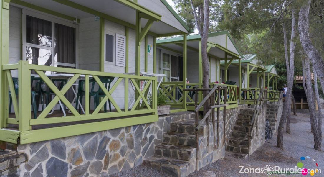 Bungalows de madera con terraza en Altomira