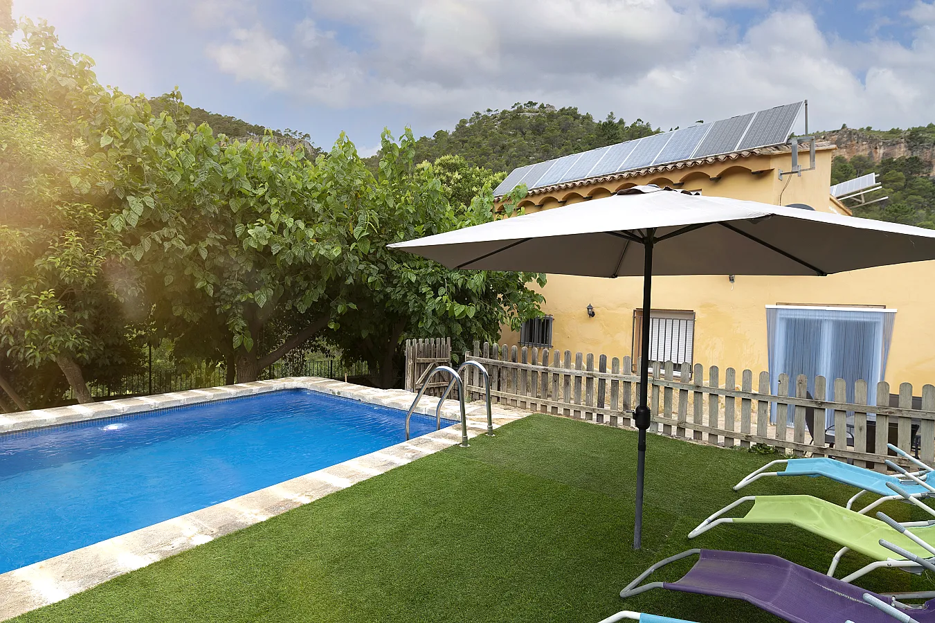 Casa con piscina y césped