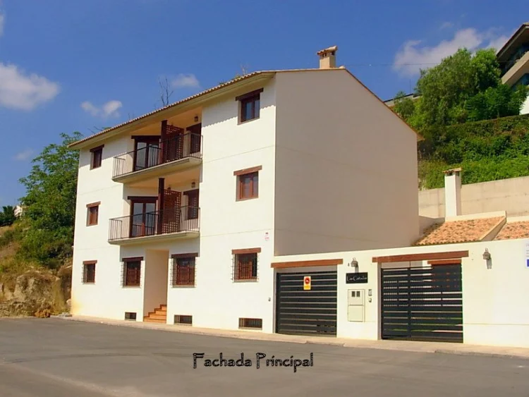 Fachada de Las Cañadas en Godelleta