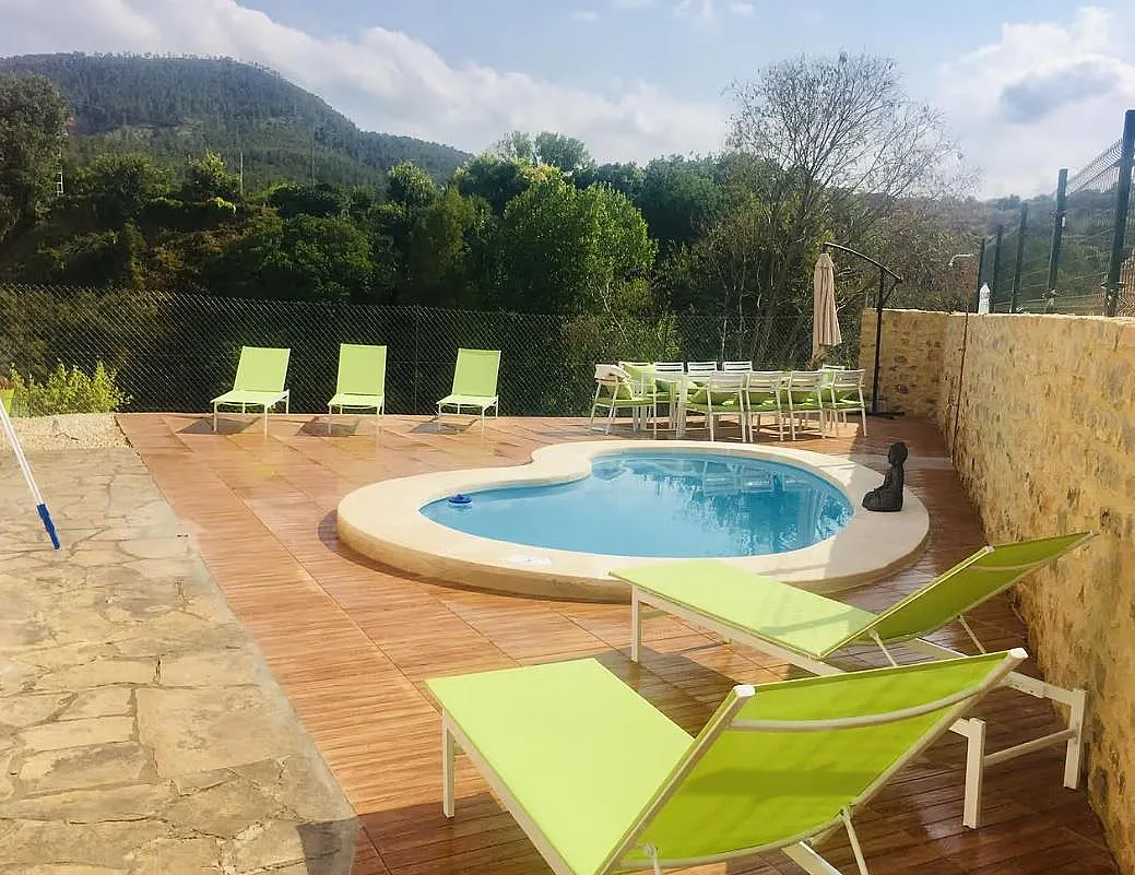 Piscina con tumbonas en Casa Cazuma