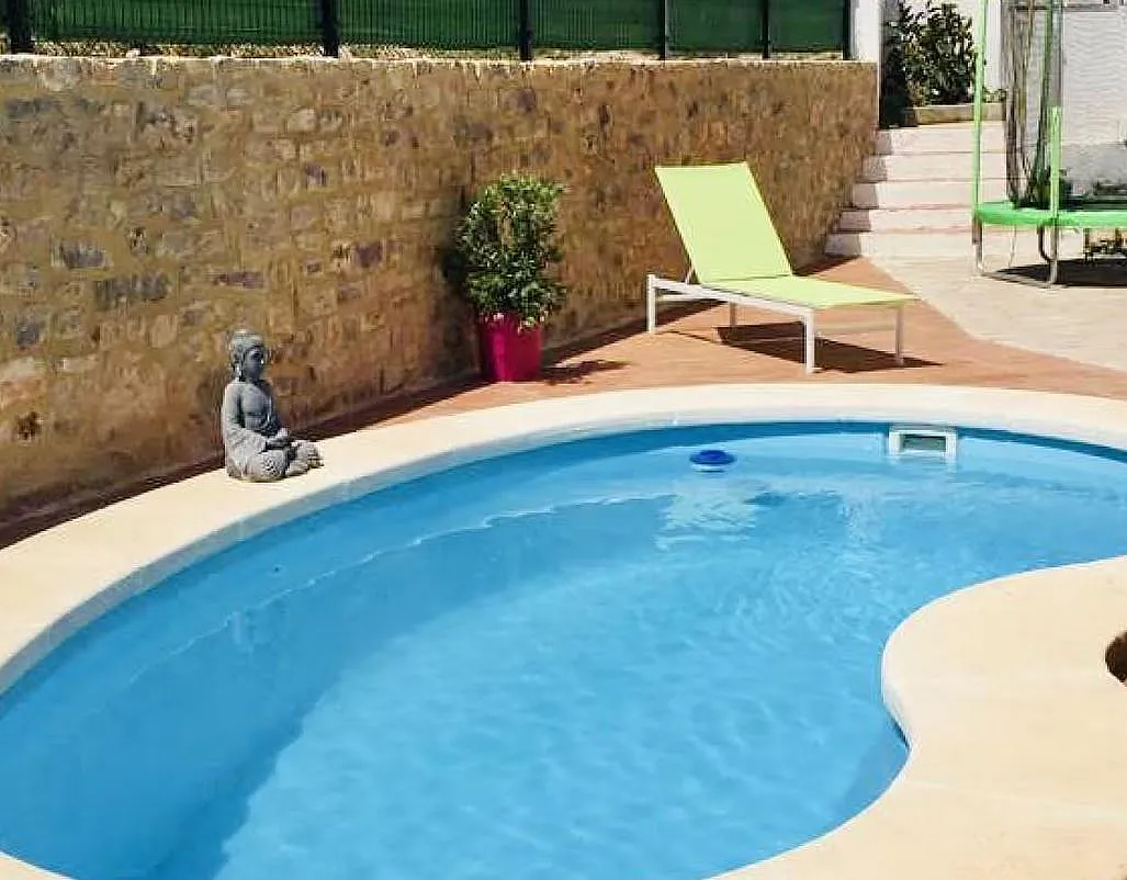 Piscina rodeada de piedra