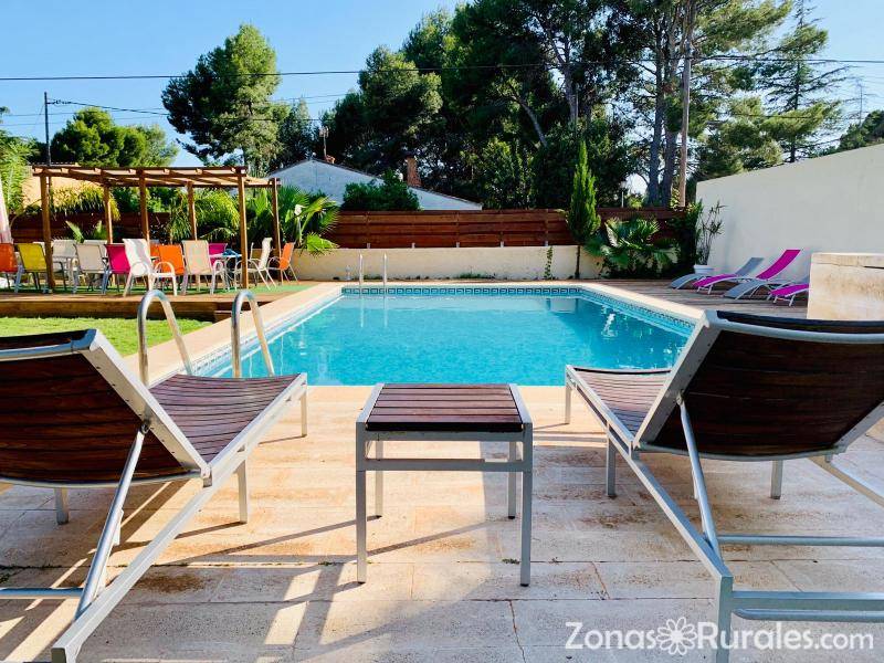 Piscina con tumbonas de El Cedro