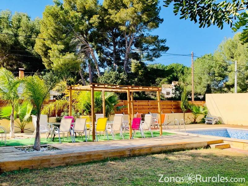 Jardín con pérgola y césped