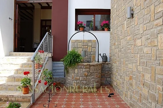 Entrada con escalera y flores