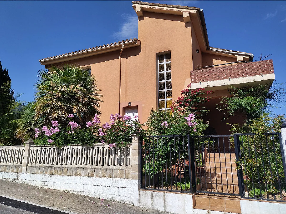 Fachada con flores de Casa Frías