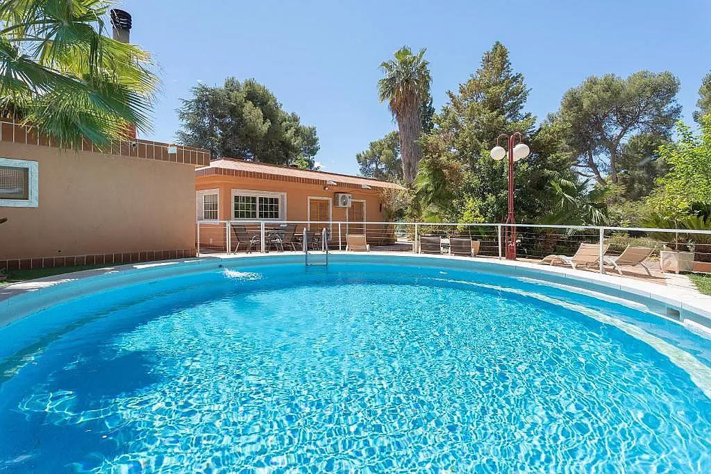 Piscina rodeada de pinos en Casa La Ilusión