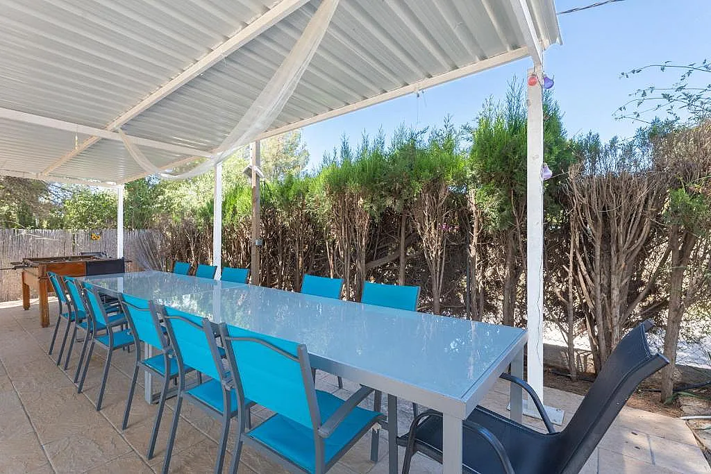 Terraza con mesa larga para grupos
