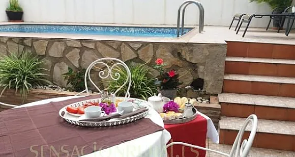Terraza junto a la piscina