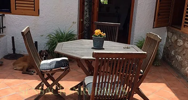 Patio con mesa de madera en Casa Montduver
