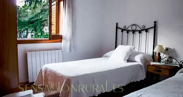 Habitación con cama de forja