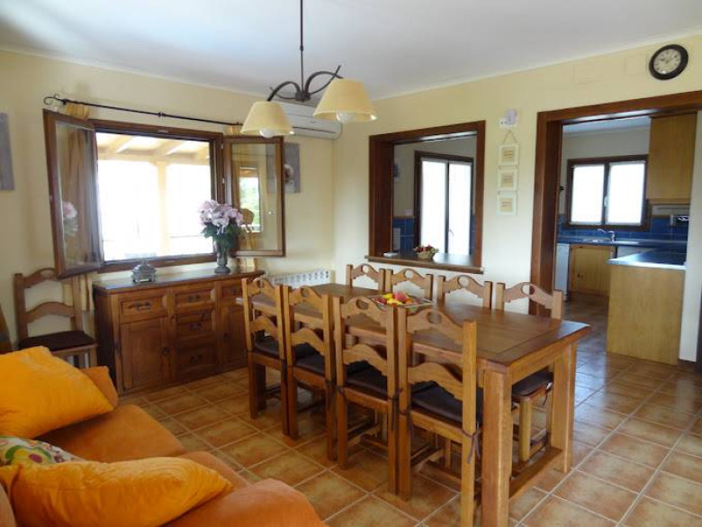 Comedor con mesa grande