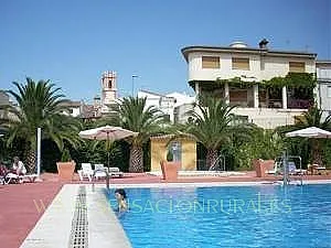 Piscina y fachada de Els Horts del Palomar