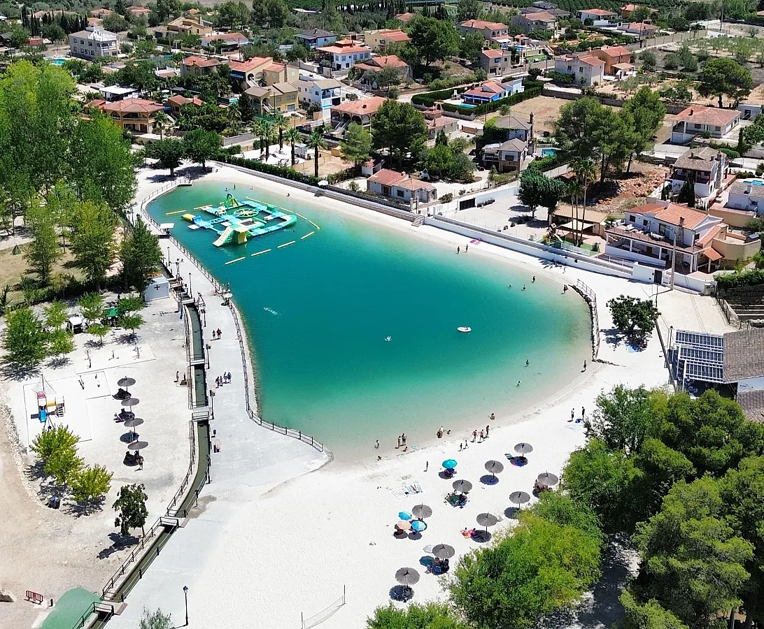 Lago con playa de arena en Playamonte