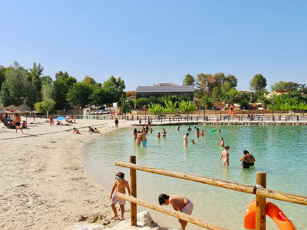 Niños en la playa del lago