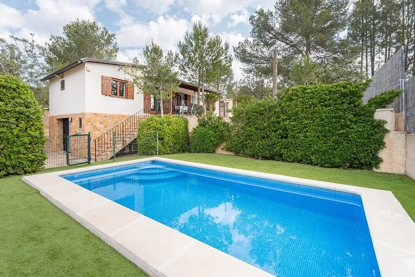 Casa con piscina y jardín