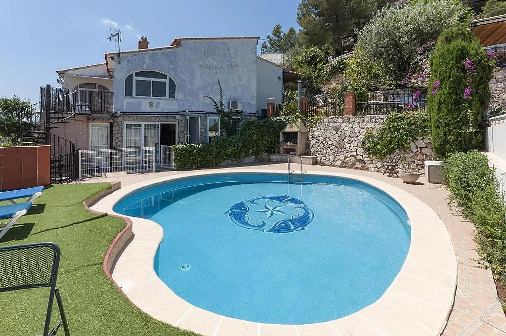 Jardín con piscina