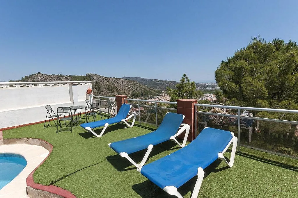 Terraza con tumbonas y vistas