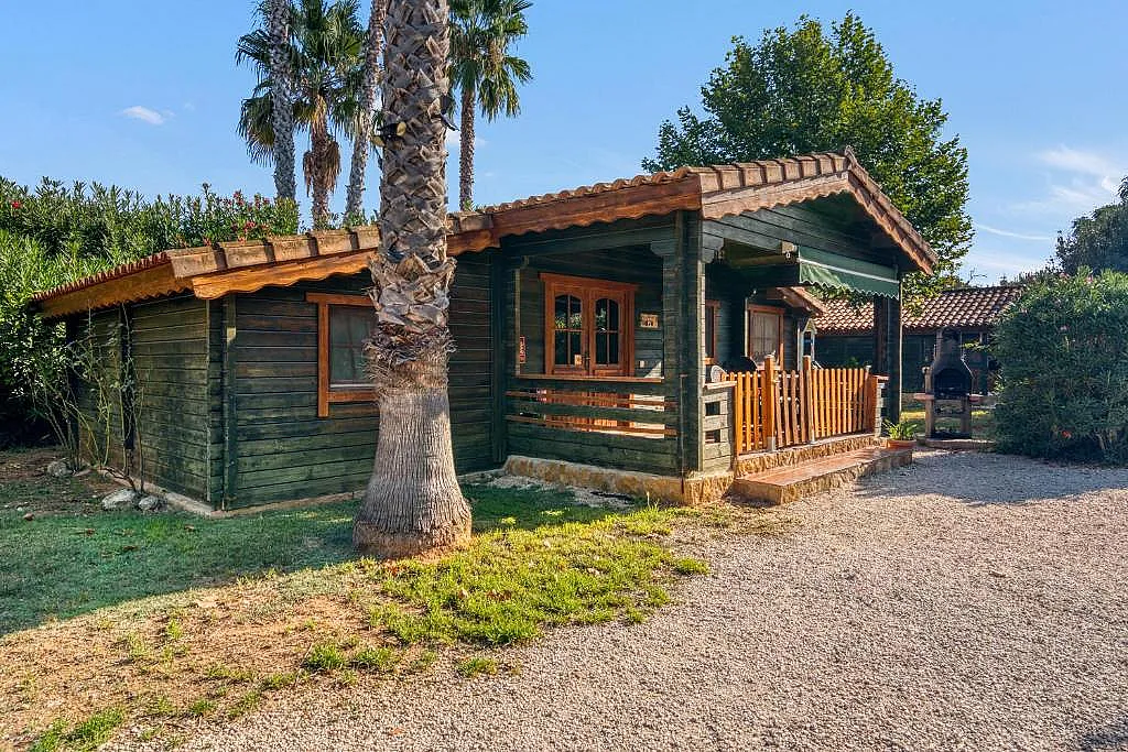 Cabaña de madera entre árboles